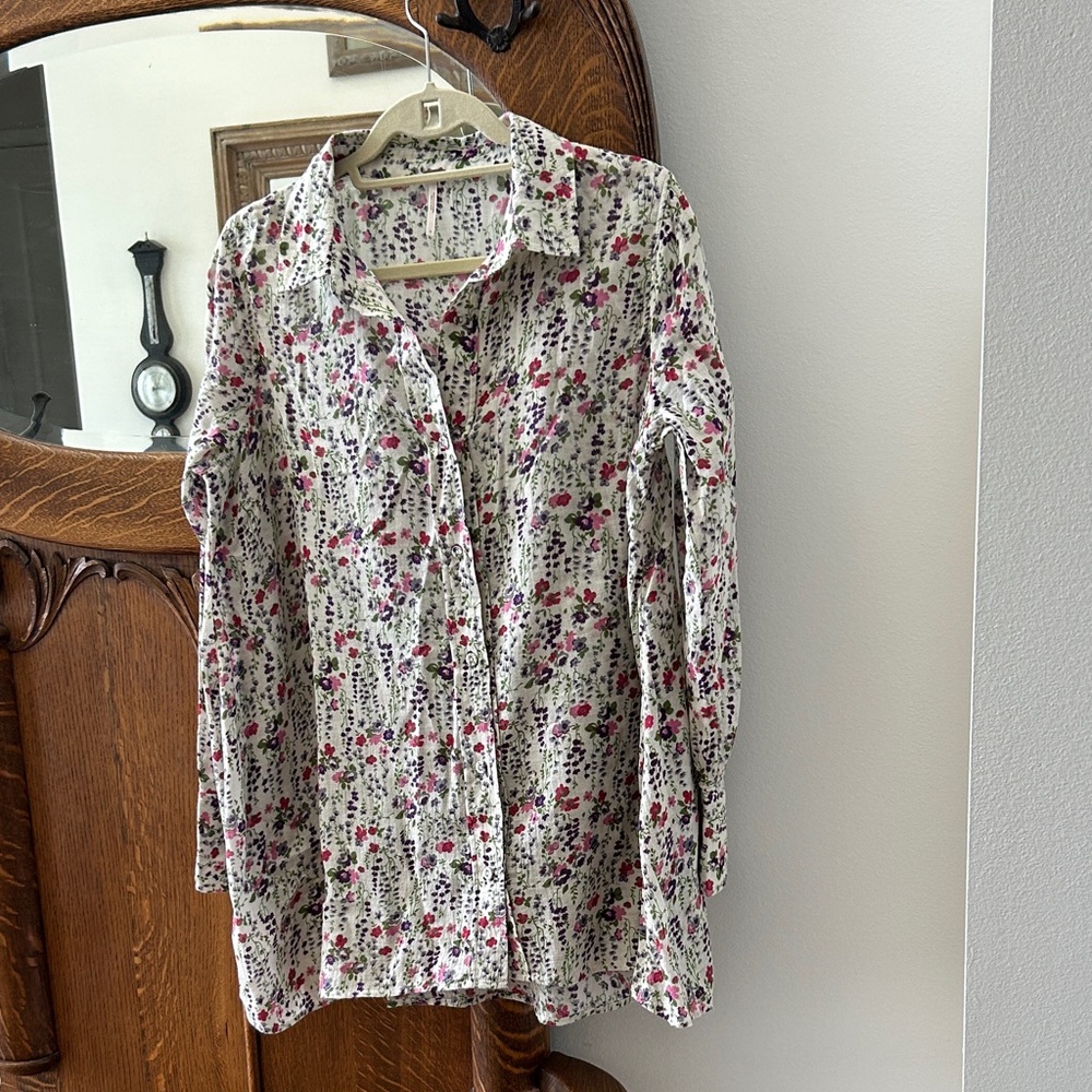 Free People floral tunic. Size 6. Length 28” front. 29” back. Width 21” Like new